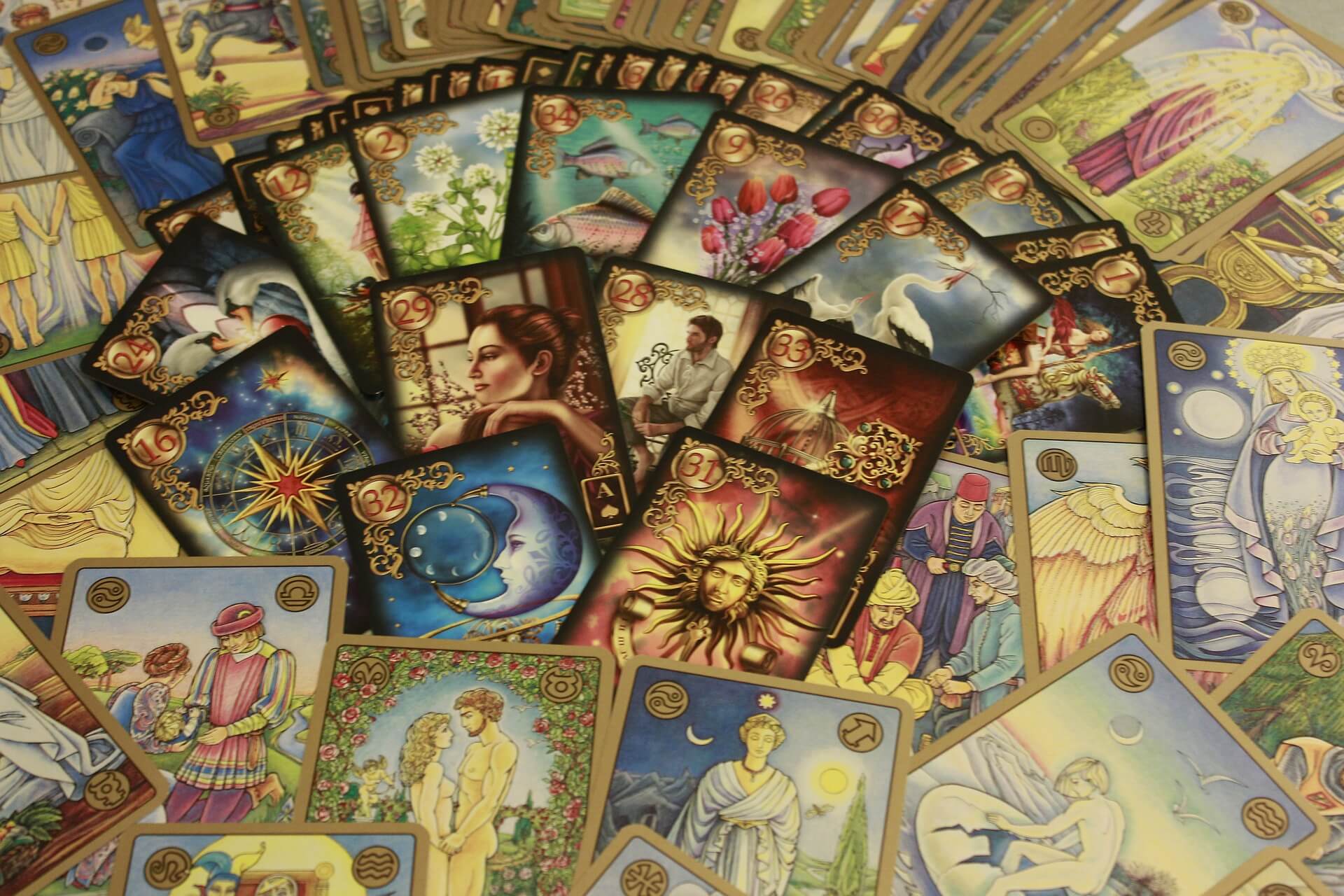 The Difference Between Tarot Cards and Oracle Cards - CHENSHENG